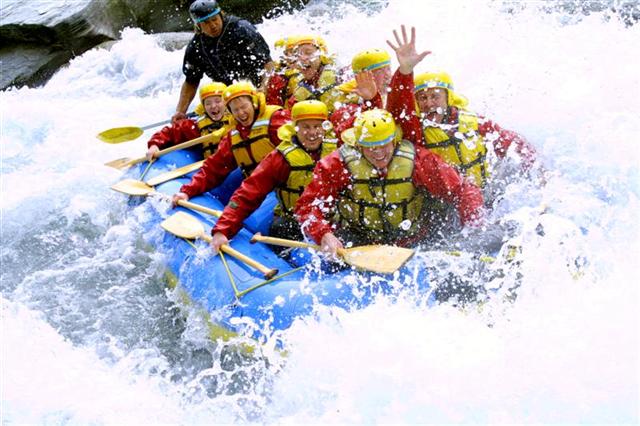 Cascade Rapid 1 – Qtn Rafting – LR